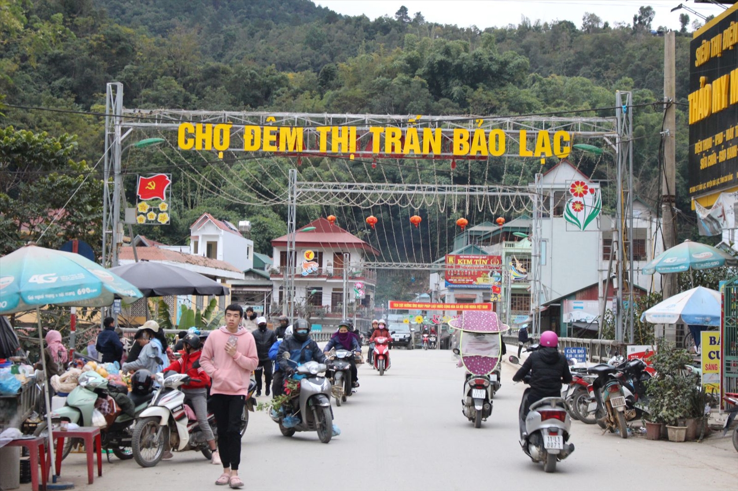 Vùng đồng bào DTTS và miền núi đã khoác lên mình diện mạo mới, công tác giảm nghèo đạt nhiều kết quả khả quan (Trong ảnh: Chợ đêm thị trấn Bảo Lạc, tỉnh Cao Bằng)