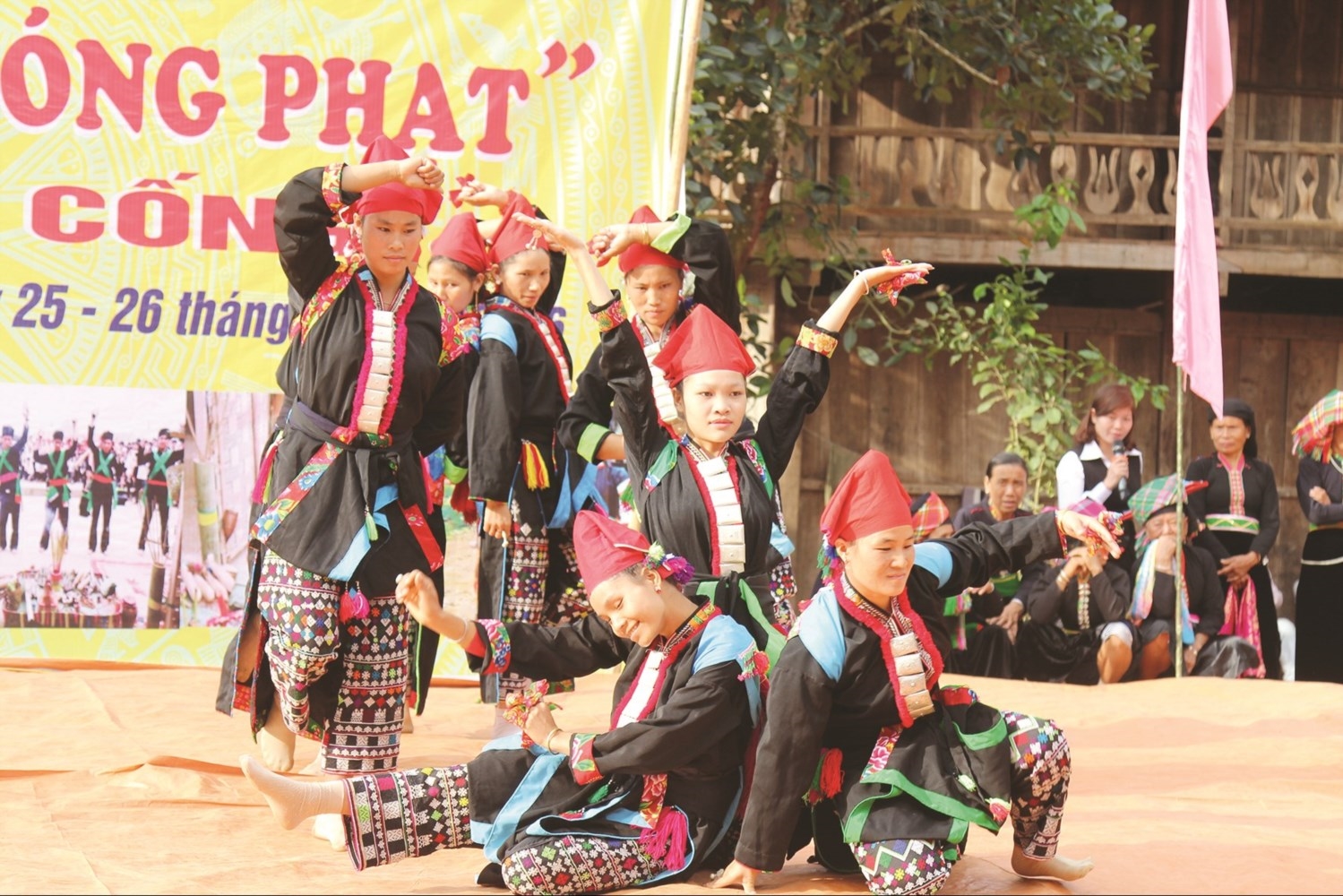 Đời sống vật chất và tinh thần của đồng bào các DTTS được nâng lên một bước. (Trong ảnh: Huyện Nậm Nhùn, tỉnh Lai Châu tổ chức nhiều hoạt động giữ gìn bản sắc văn hóa của các dân tộc thông qua các lễ hội - Ảnh: H.D)