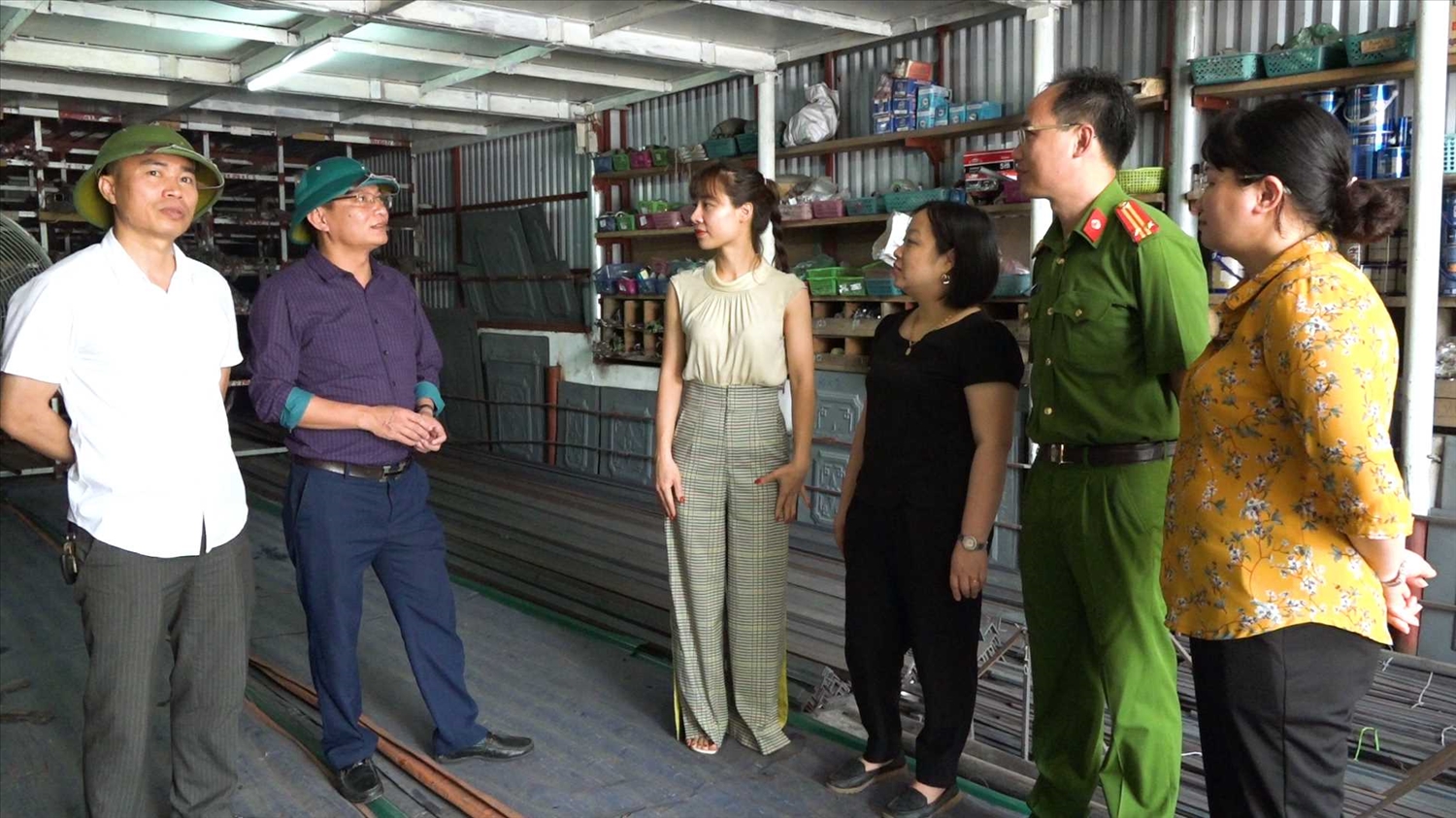 Lãnh đạo phường Cẩm Thịnh tuyên truyền, vận động các doanh nghiệp khẩn trương di dời vào cụm công nghiệp