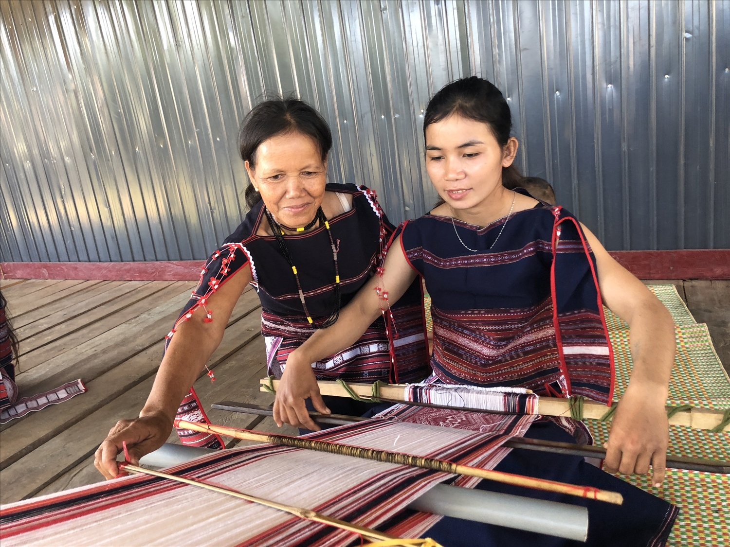 Nghệ sĩ ưu tú Đinh Thị Drinh (tổ dân phố Plei Nghe, thị trấn Kông Chro) đang truyền dạy nghề dệt thổ cẩm co lớp trẻ