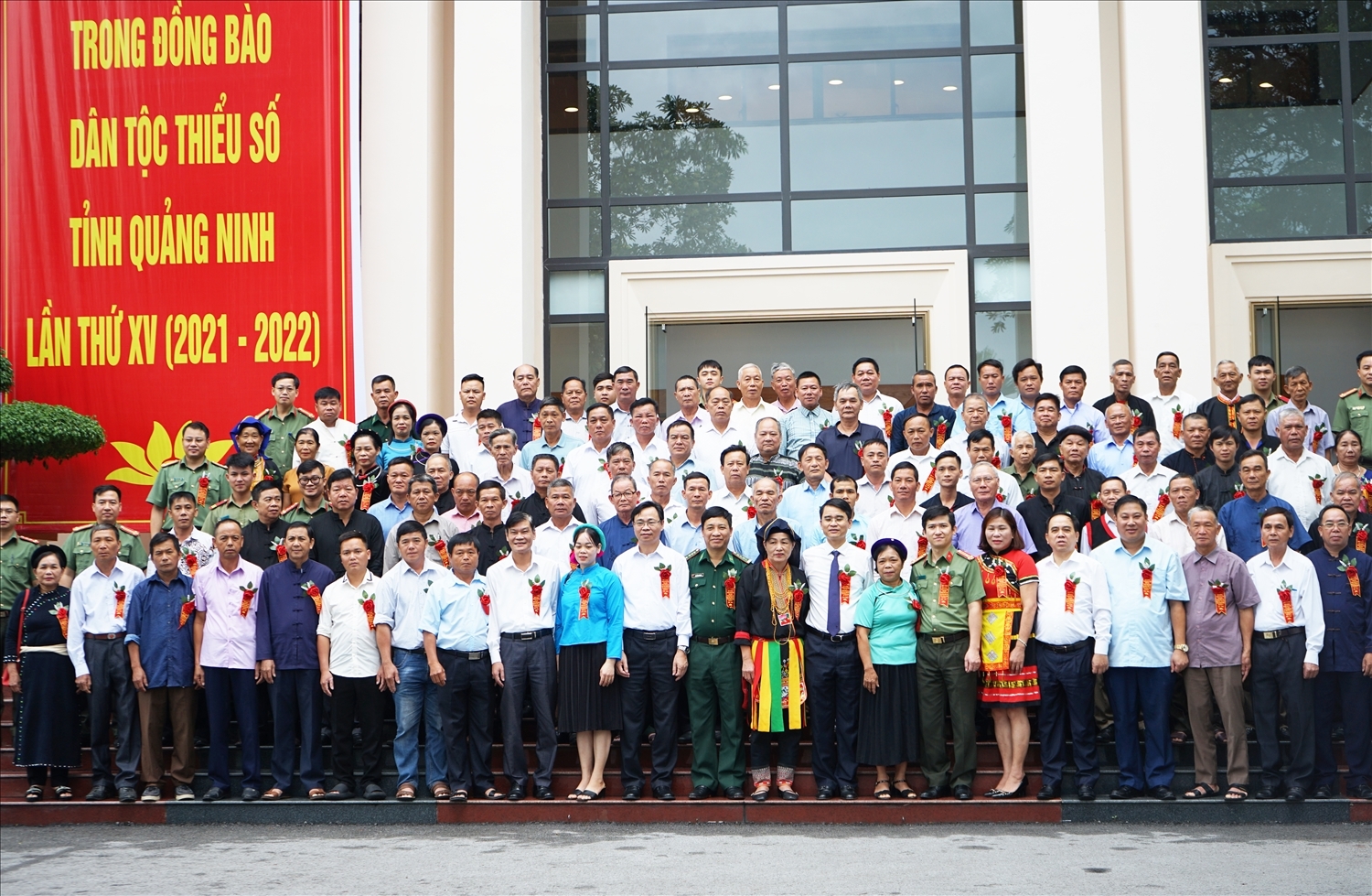 Lãnh đạo Trung ương, lãnh đạo tỉnh Quảng Ninh chụp ảnh lưu niệm cùng đại biểu Người có uy tín tại Hội nghị biểu dương Người có uy tín tiêu biểu trong đồng bào DTTS tỉnh Quảng Ninh lần thứ XV (2021 - 2022)