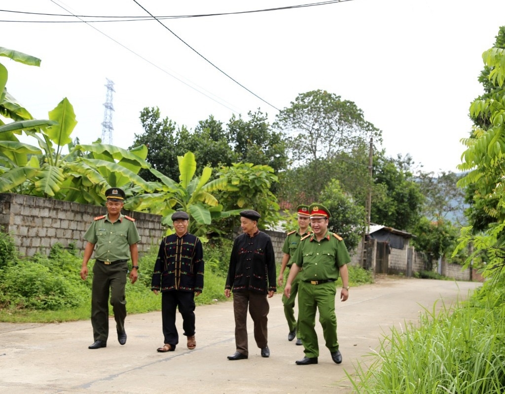 Công an xã Bằng Cả, thành phố Hạ Long, tỉnh Quảng Ninh phối hợp chặt chẽ với người có uy tín tuần tra đảm bảo bình yên xóm, làng