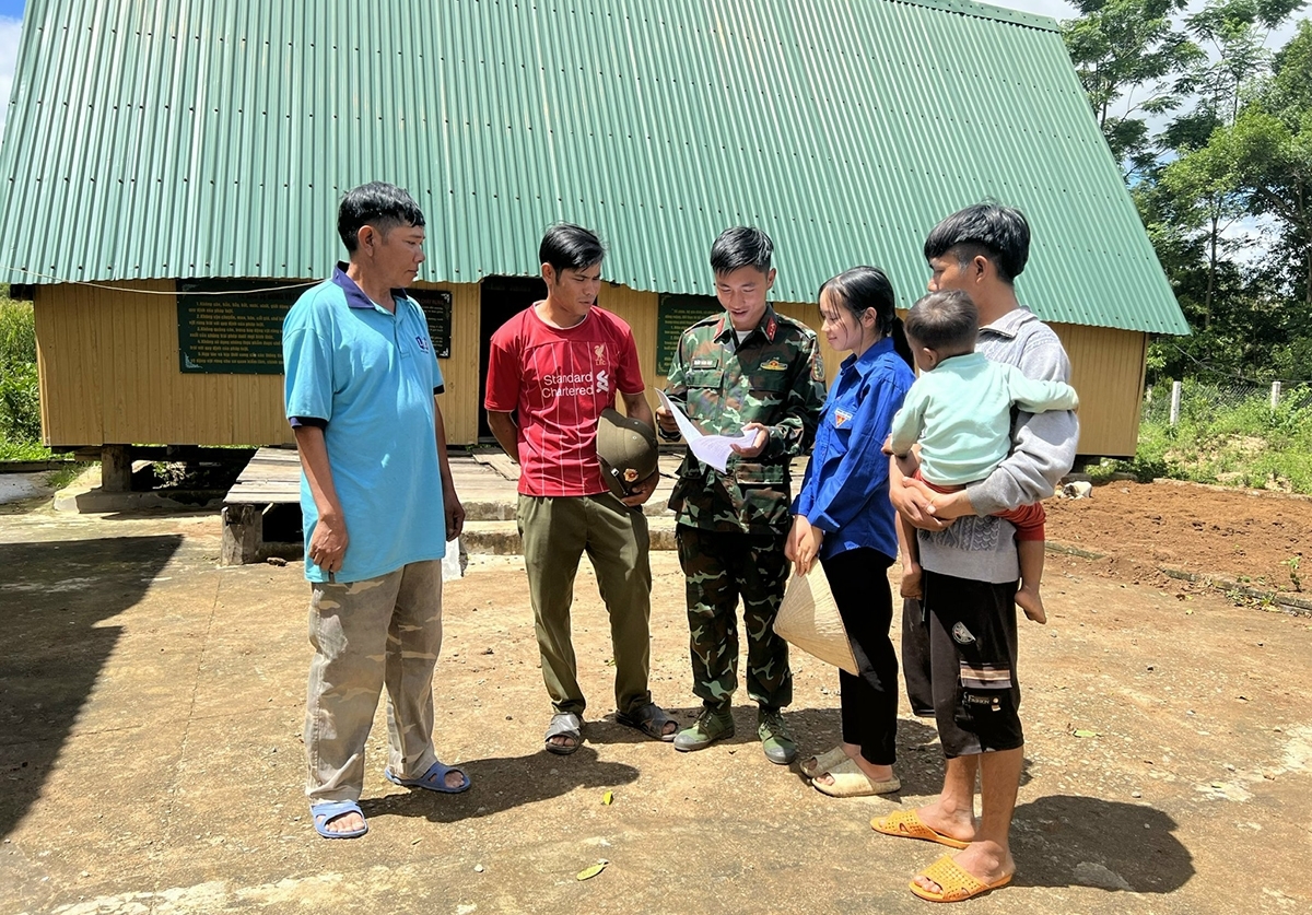 Cán bộ Đại đội 6 (Tiểu đoàn 2, Lữ đoàn Pháo binh 40) cùng già làng, trưởng thôn tuyên truyền, phổ biến pháp luật cho đồng bào DTTS tại xã Đăk Jơ Ta, huyện Mang Yang