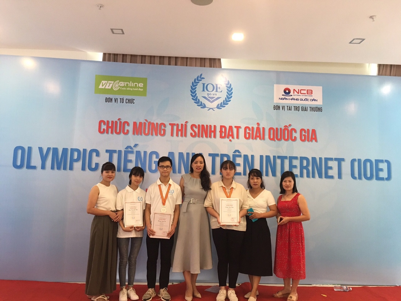 Cô Bành Thị Thủy chụp ảnh cùng học sinh đạt giải IOE cấp Quốc gia