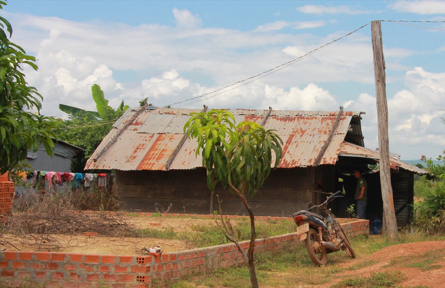 Ma túy đã làm nhiều gia đình ly tán, cuộc sống đói nghèo (Ngôi nhà của một gia đình có hai mẹ con bị bắt vì buôn bán, tàng trữ trái phép chất ma túy ở xã Cư Kbang)