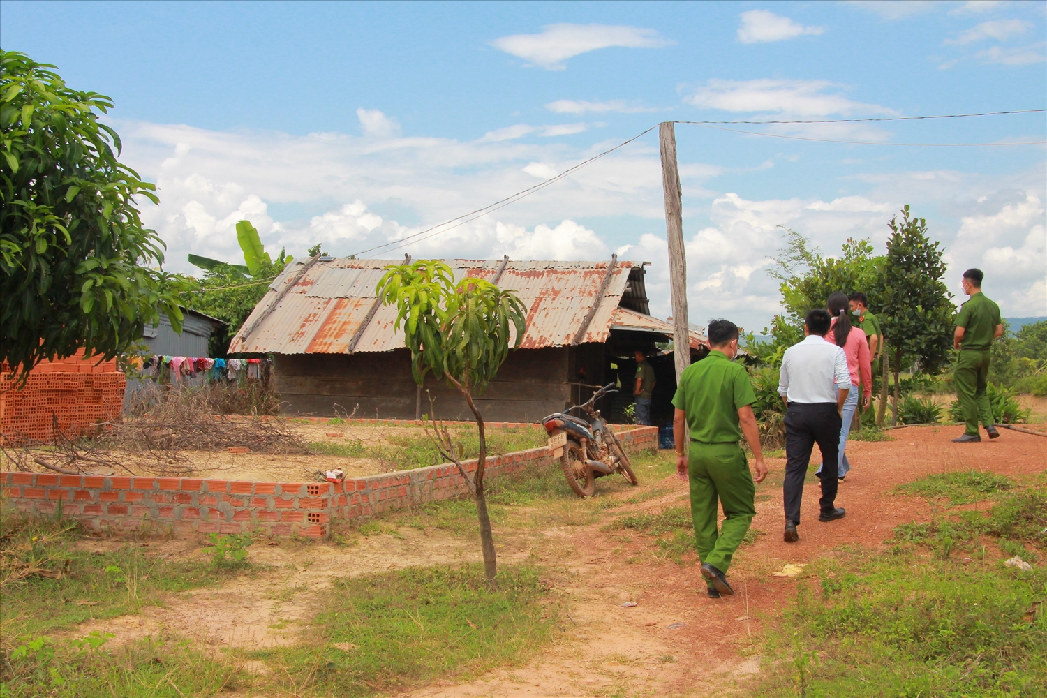 Cán bộ, đoàn thể phối hợp đến nhà dân tuyên truyền phòng chống ma túy ở huyện Ea Súp