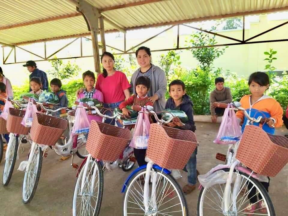 Cô giáo Yanar đã vận động mạnh thường quân hỗ trợ xe đạp tặng cho học sinh nghèo đến trường