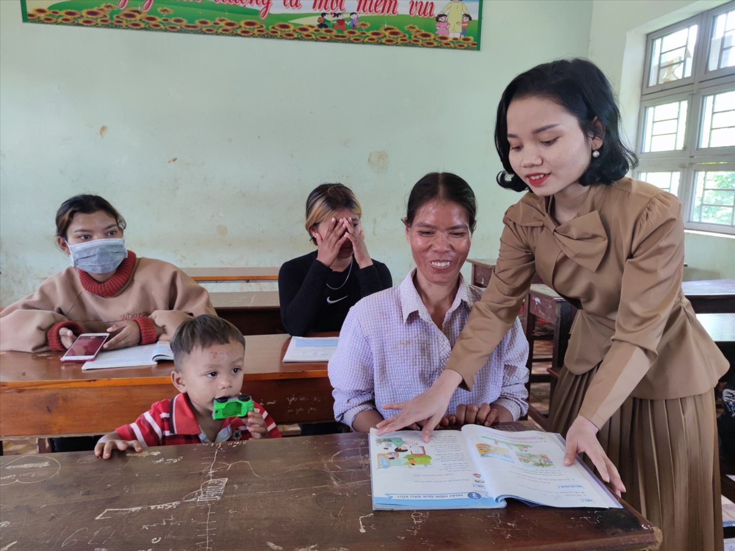 Cô giáo Rơ Lan Vy phấn khởi thực hiện ước mơ xoá mù chữ cho dân làng Dun