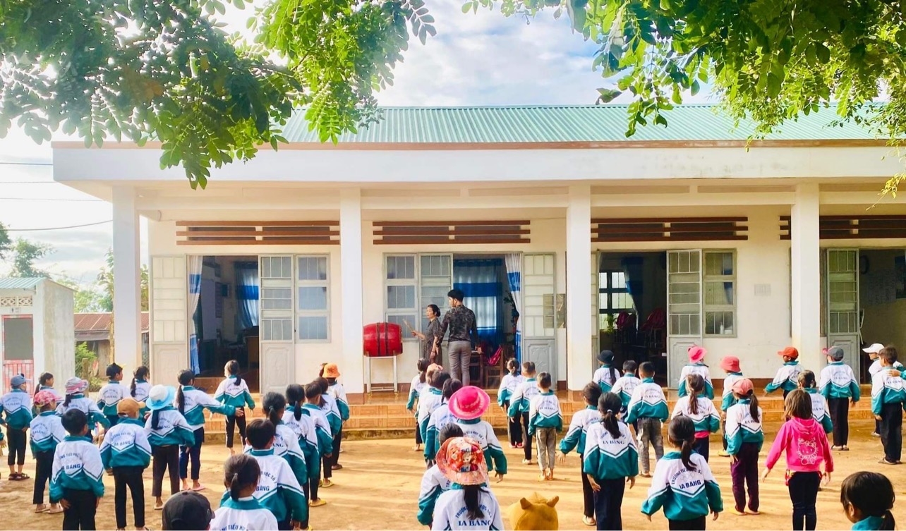 Một tiết học dân vũ do thầy giáo Tưih - Trường Tiểu học số 1 Ia Băng, huyện Đak Đoa dạy cho các em học sinh