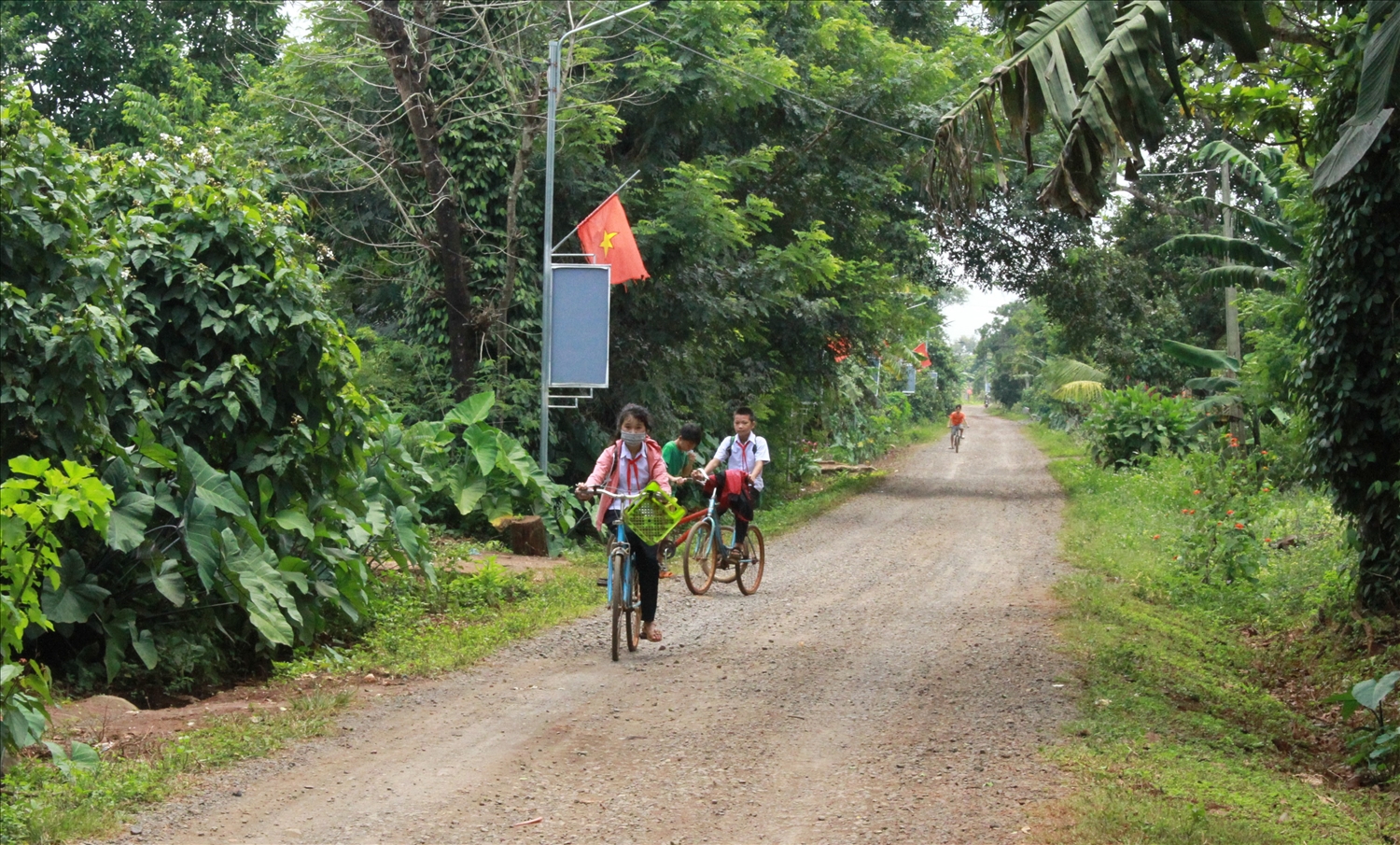 Học sinh xã Ea Tar tự đạp xe đến trường trên con đường đá dăm