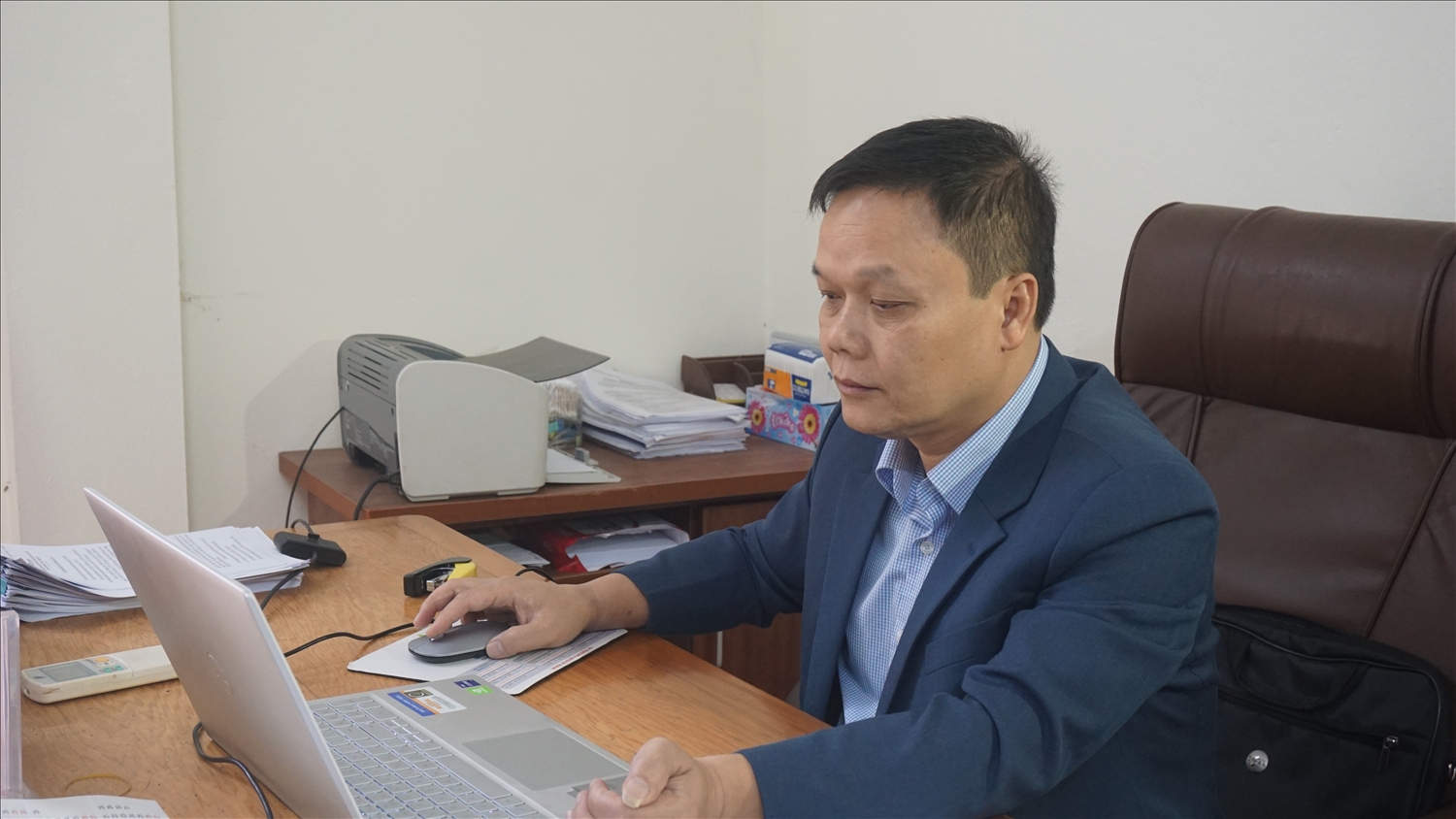 Ông Hưng đang tư vấn, hỗ trợ thủ tục triển khai CT MTQG trực tuyến cho các xã qua mạng zalo