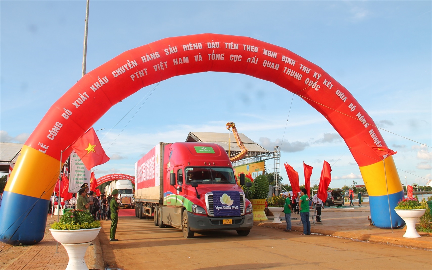 Chuyển xe chở những lô hàng sầu riêng xuất khẩu chính ngạch đầu tiên sang thị trường Trung Quốc lăn bánh từ huyện Krông Păk