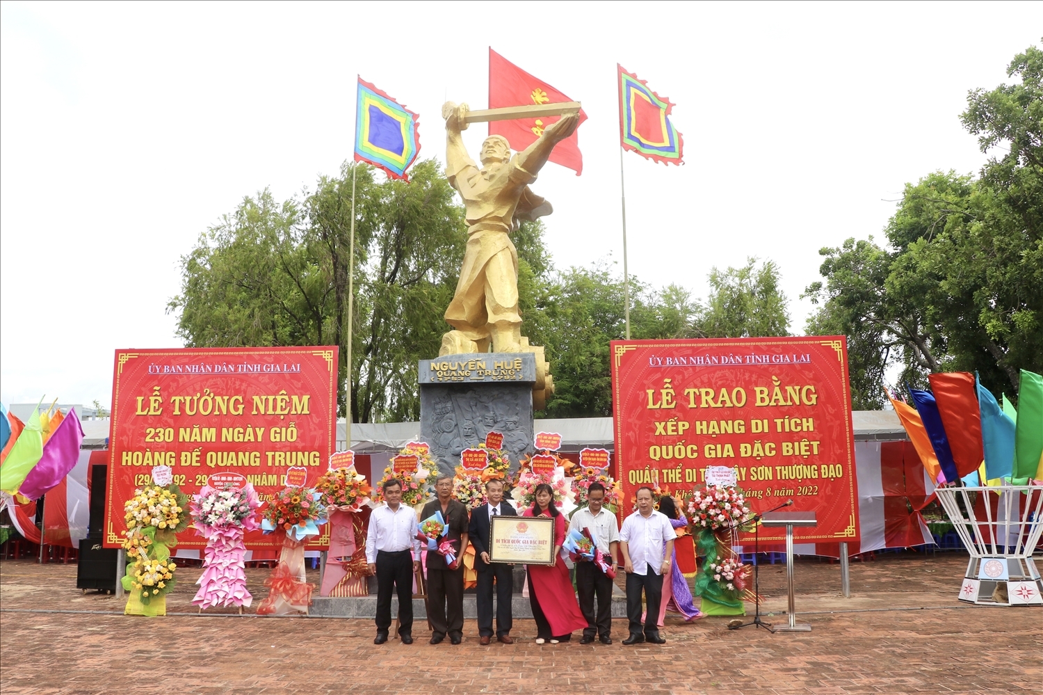 Lãnh đạo tỉnh Gia Lai trao Bằng di tích quốc gia đặc biệt đối với quần thể Tây Sơn Thượng Đạo
