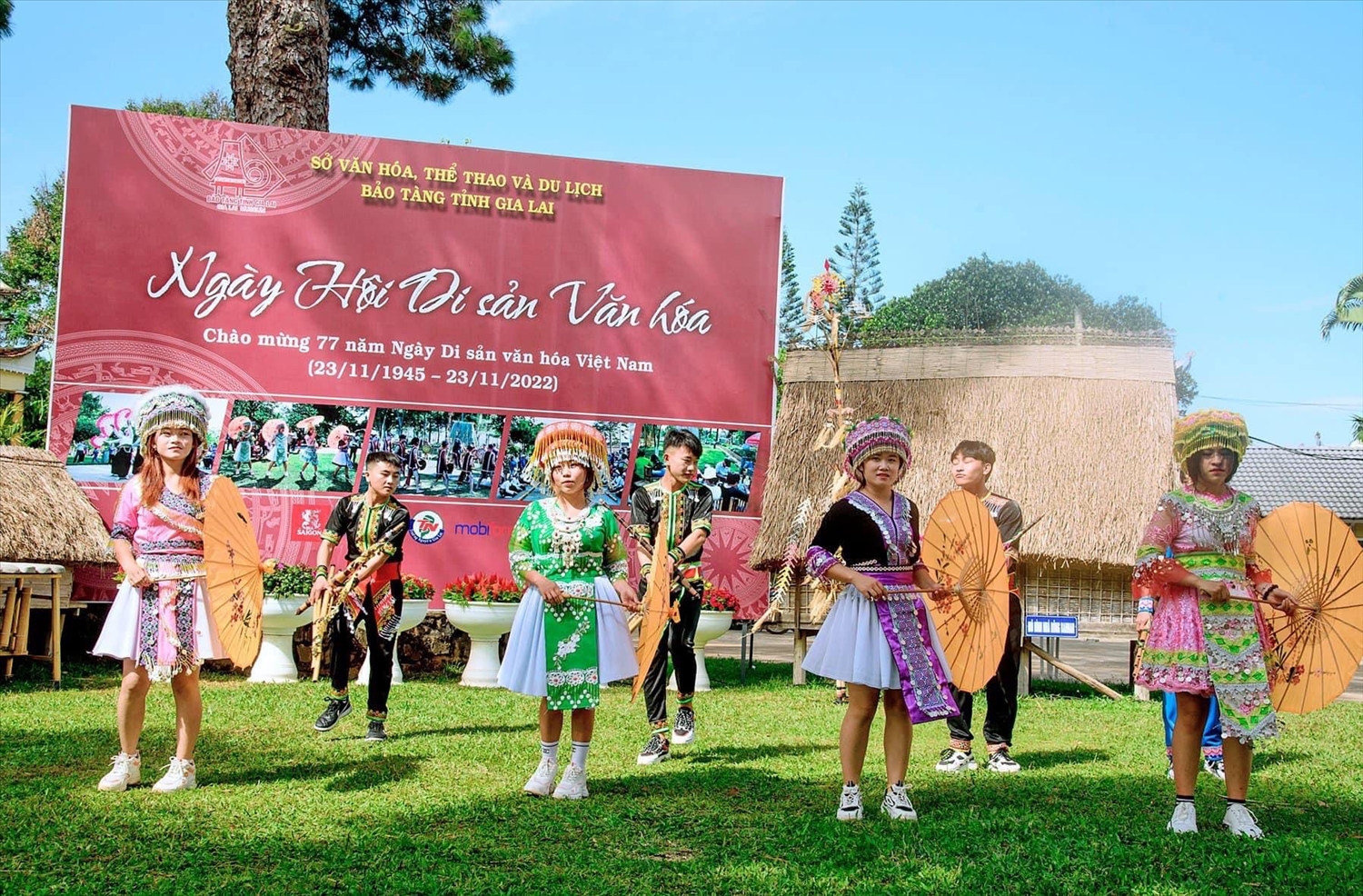 Đoàn nghệ nhân dân tộc Mông trình diễn múa khèn ở xã Ya Hội, huyện Đak Pơ