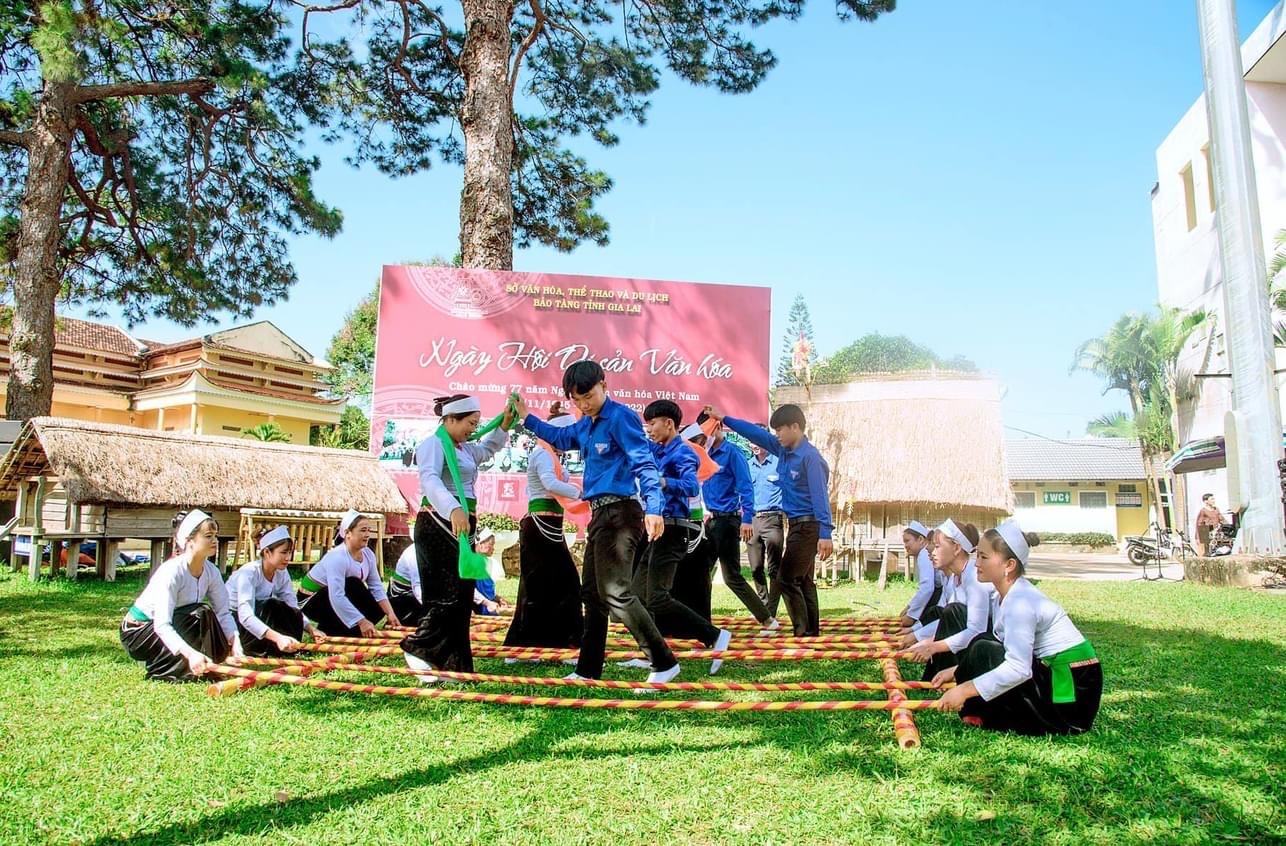 Trải nghiệm nhảy sạp cùng các nghệ nhân dân tộc Mường ở xã Ia Lâu, huyện Chư Prông