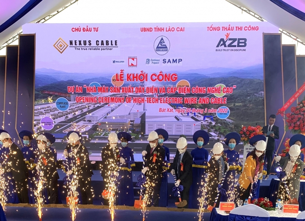 Nhà máy sản xuất dây điện và cáp điện công nghệ cao tại thôn Tân Hồng, xã Bản Qua, huyện Bát Xát, có tổng vốn đầu tư 1.900 tỷ đồng, là dự án FDI lớn nhất của Hàn Quốc tại Lào Cai hiện nay; được khởi công ngày 3/3/2022.