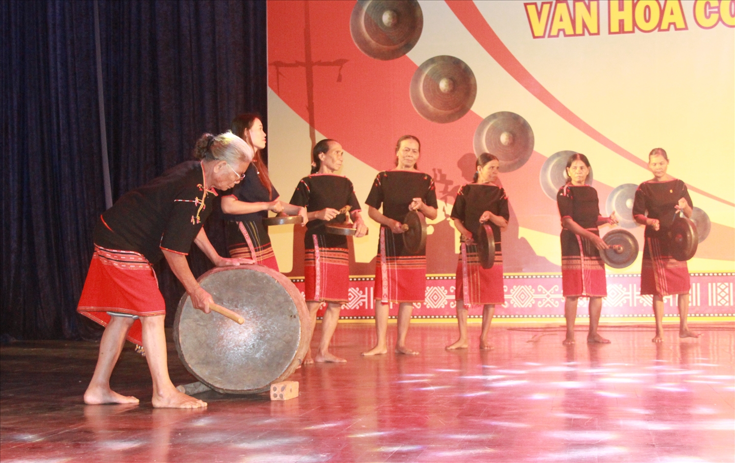 Nghệ nhân H’Săn cùng đội chiêng nữ buôn Trấp biểu diễn tại Liên hoan văn hóa cồng chiêng tỉnh Đắk Lắk