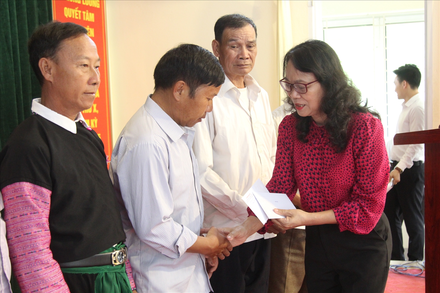 Thứ trưởng, Phó Chủ nhiệm Hoàng Thị Hạnh tặng quà cho Người có uy tín ở xã Lóng Luông.