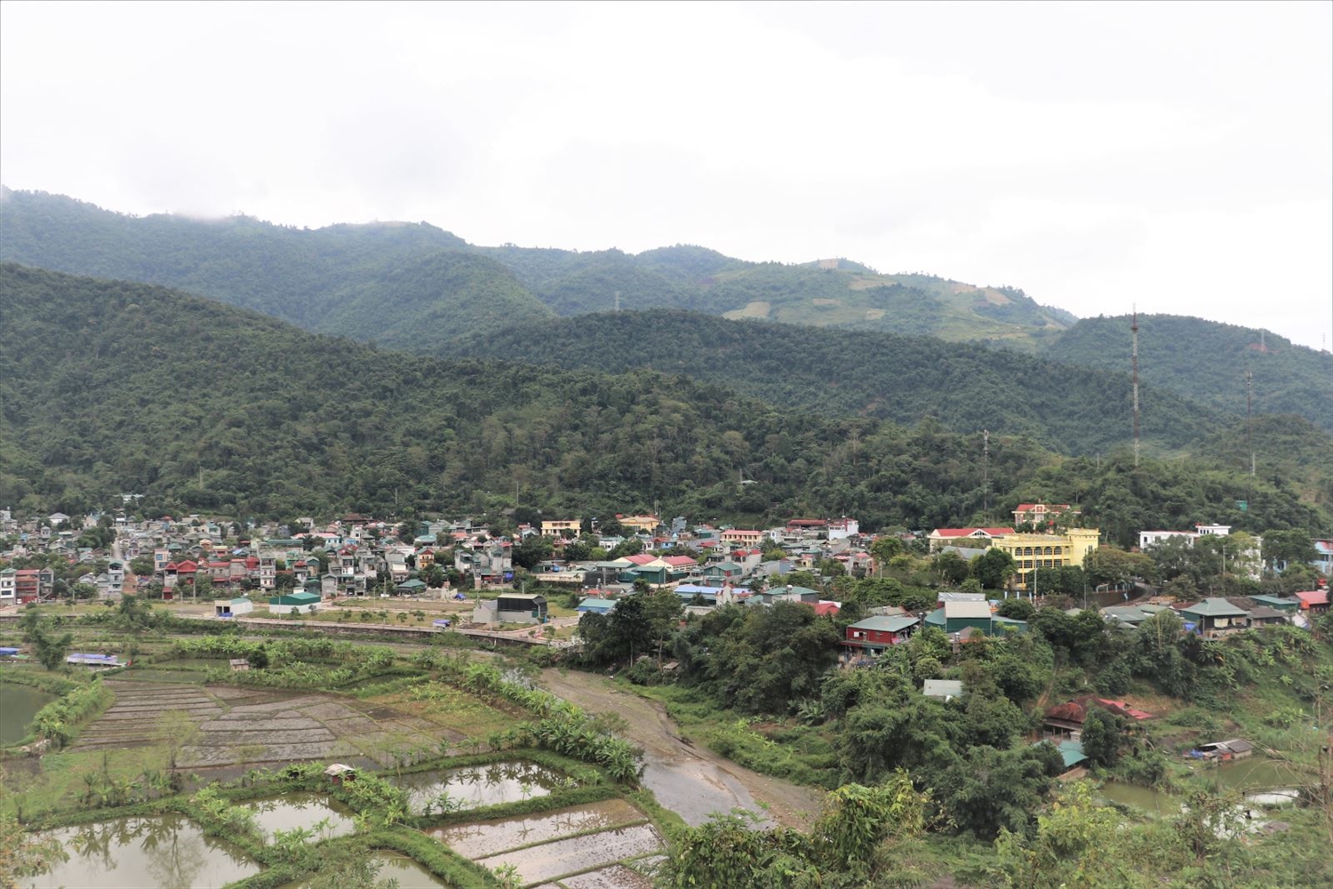 Với nguồn lực đầu tư của Nhà nước, khu vực nông thôn, miền núi đã khoác lên màu áo mới. (Trong ảnh: Một góc thị trấn Mường Chà, huyện Mường Chà, tỉnh Điện Biên)