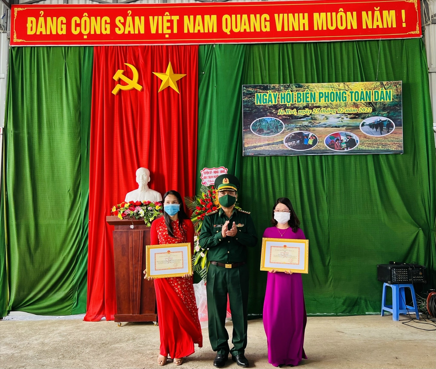 Lãnh đạo Bộ Chỉ huy Bộ đội Biên phòng tỉnh Đắk Lắk khen tặng cá nhân có thành tích xuất sắc trong phong trào toàn dân bảo vệ chủ quyền lãnh thổ, an ninh biên giới quốc gia