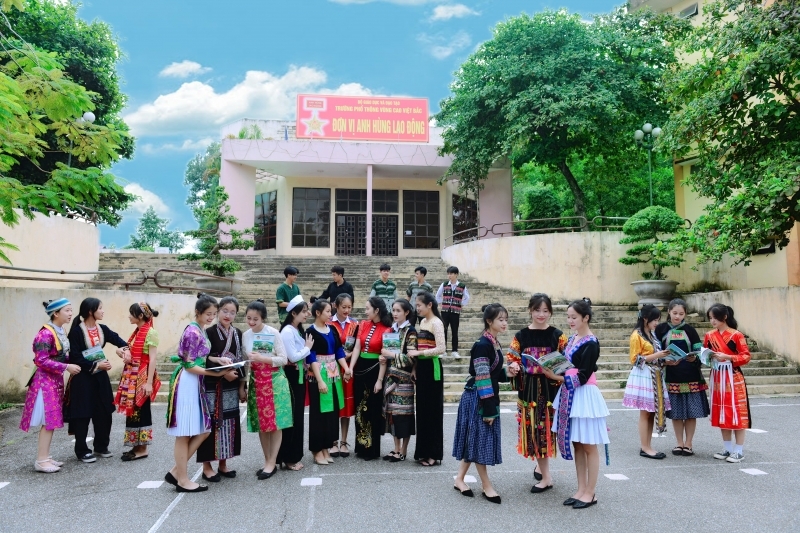 Học sinh trường PT Vùng cao Việt Bắc được tạo điều kiện để phát triển toàn diện và vẫn giữ gìn bản sắc văn hóa dân tộc.