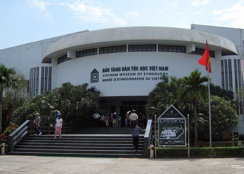 Hiện có 3 bảo tàng Trung ương và 65 bảo tàng cấp tỉnh thực hiện sưu tầm, kiểm kê, trưng bày di sản văn hóa truyền thống của các dân tộc Việt Nam.