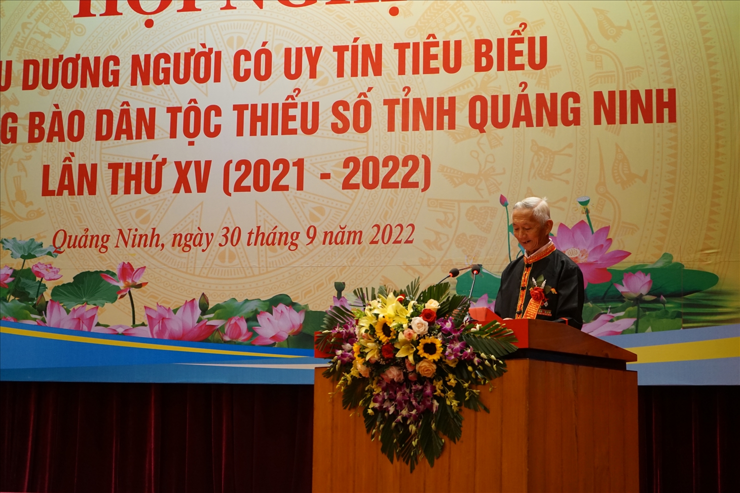 Ông Chíu Sồi Thoòng phát biểu tham luận tại Hội nghị biểu dương Người có uy tín tiêu biểu trong đồng bào DTTS tỉnh Quảng Ninh lần thứ XV (2021 - 2022)