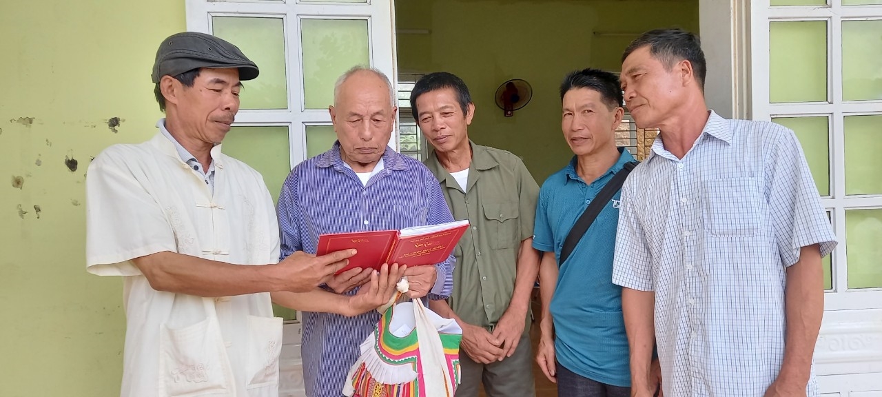Người có uy tín xã Chiềng Khoa, huyện Vân Hồ, Sơn La tìm hiểu thông tin pháp luật để tuyên truyền cho bà con trong thôn.