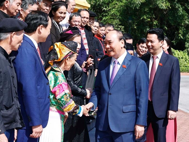 Chủ tịch nước Nguyễn Xuân Phúc với các đại biểu người có uy tín tiêu biểu tỉnh Hà Giang.