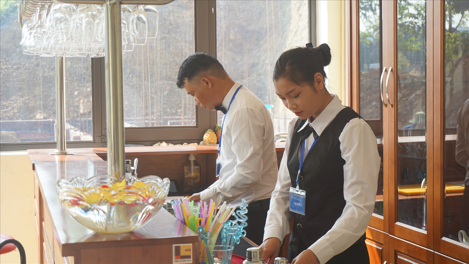 Sinh viên Khoa Kinh tế-Du lịch, trường Cao đẳng Lào Cai trong giờ học thực hành