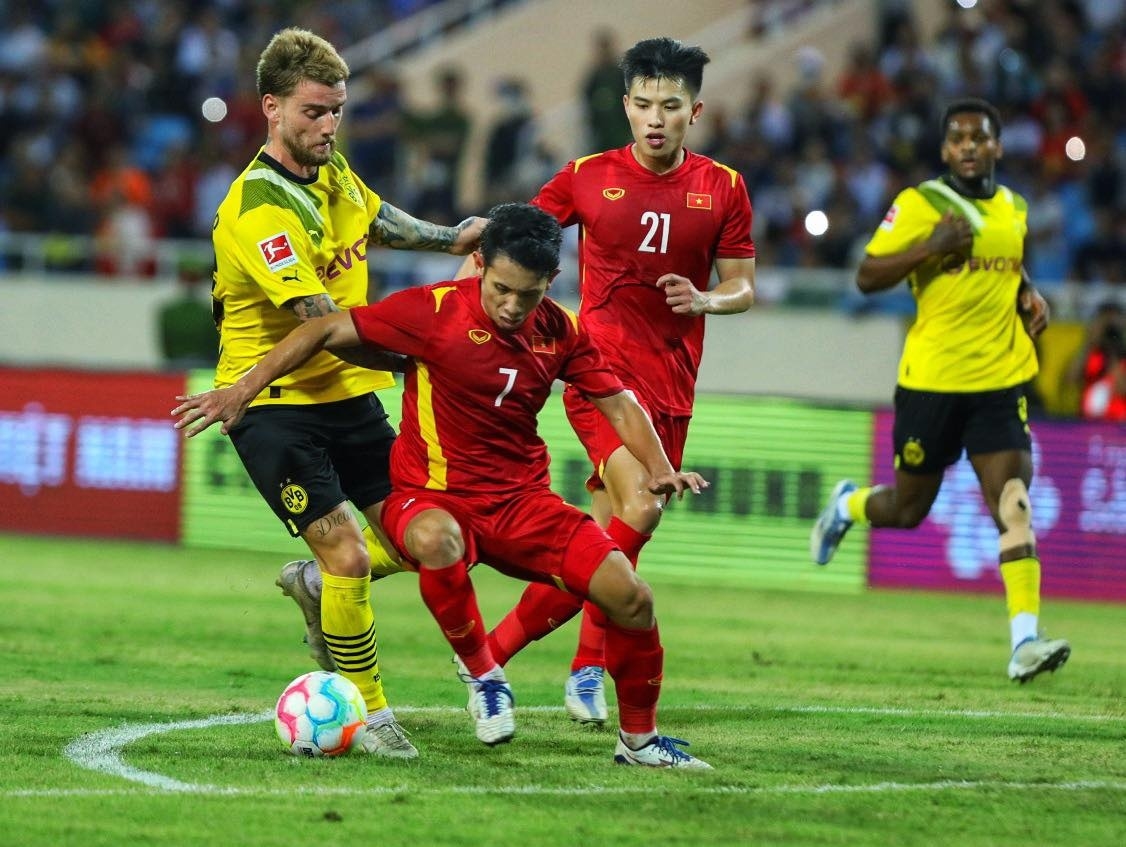 ĐTQG Việt Nam và CLB Dortmund đã cống hiến cho khán giải một trận cầu sôi nổi (Ảnh Internet)