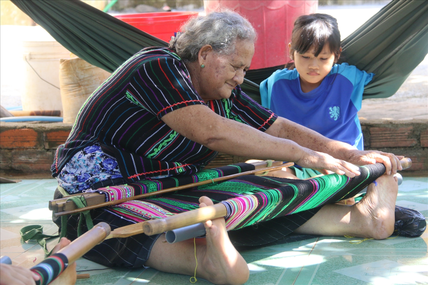 Nghệ nhân H’Bạch là một trong những nghệ nhân lão luyện trong nghề dệt thổ cẩm truyền thống ở Đắk Nông