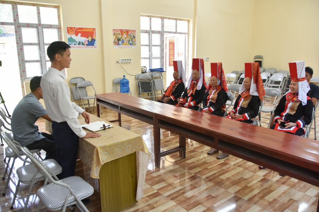 Anh Lỷ Văn Thắng phát biểu tại một buổi họp dân thôn Tán Trúc Tùng (xã Quảng An)