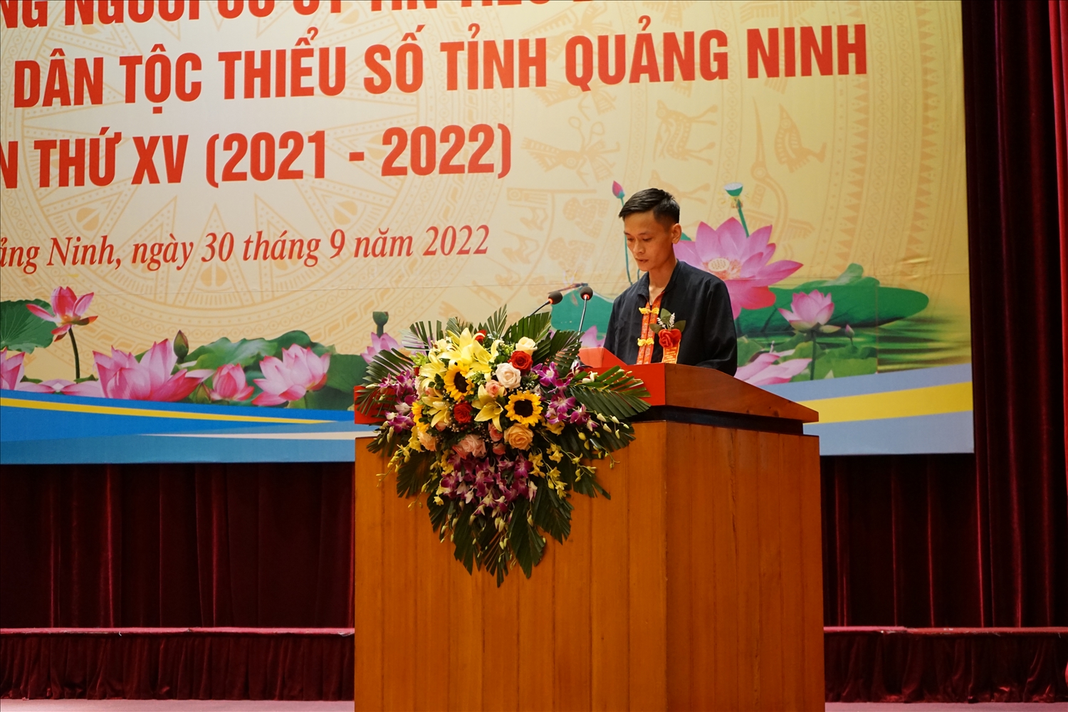 Anh Lỷ Văn Thắng phát biểu tham luận tại Hội nghị biểu dương Người có uy tín tiêu biểu trong đồng bào DTTS tỉnh Quảng Ninh lần thứ XV (2021 - 2022)