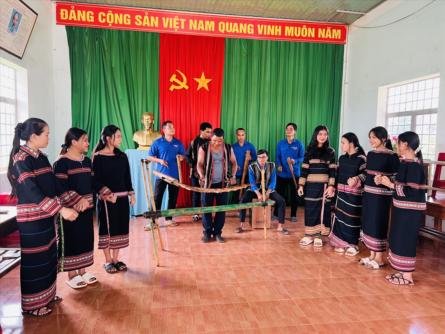 Lớp trẻ say mê theo học lớp nhạc cụ dân tộc tại Câu lạc bộ đàn T’rưng làng Ấp 