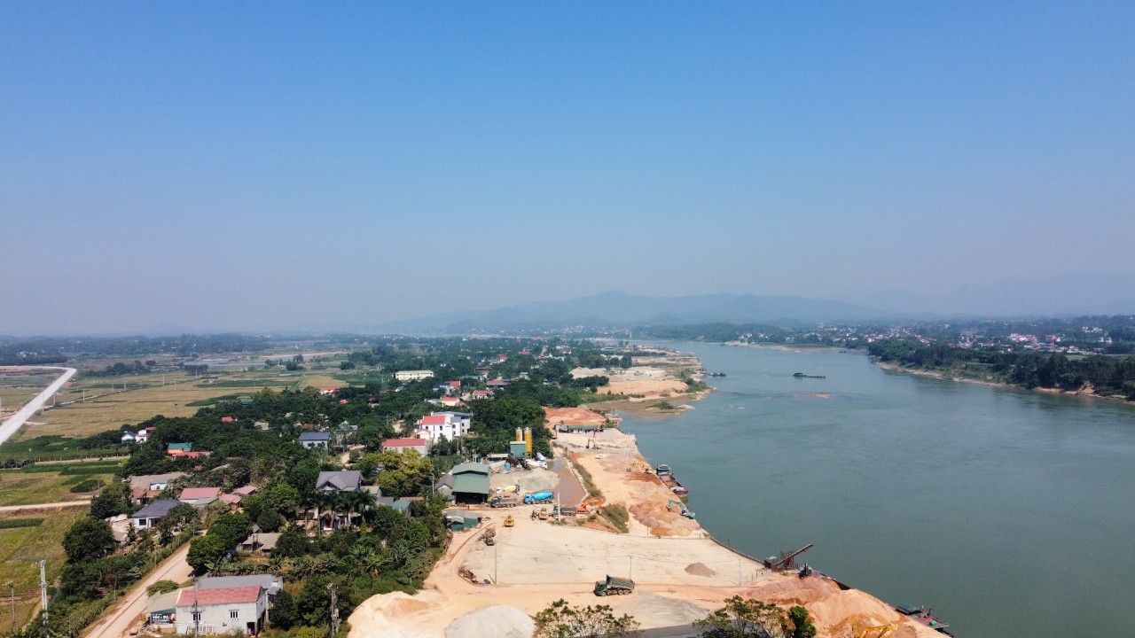 Phù Ninh (Phú Thọ): Xe chở đất từ Dự án Công viên nghĩa trang Vĩnh Hằng về cảng Sang Nhung có dấu hiệu quá khổ, quá tải, gây ô nhiễm môi trường