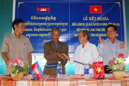 Làng Bi, xã Ia O (huyện Ia Grai, tỉnh Gia Lai) kết nghĩa với làng Tăng Lôm, xã Nhang (huyện Đun Mia, tỉnh Ratanakiri, Vương quốc Campuchia) từ năm 2014. (Ảnh TL)