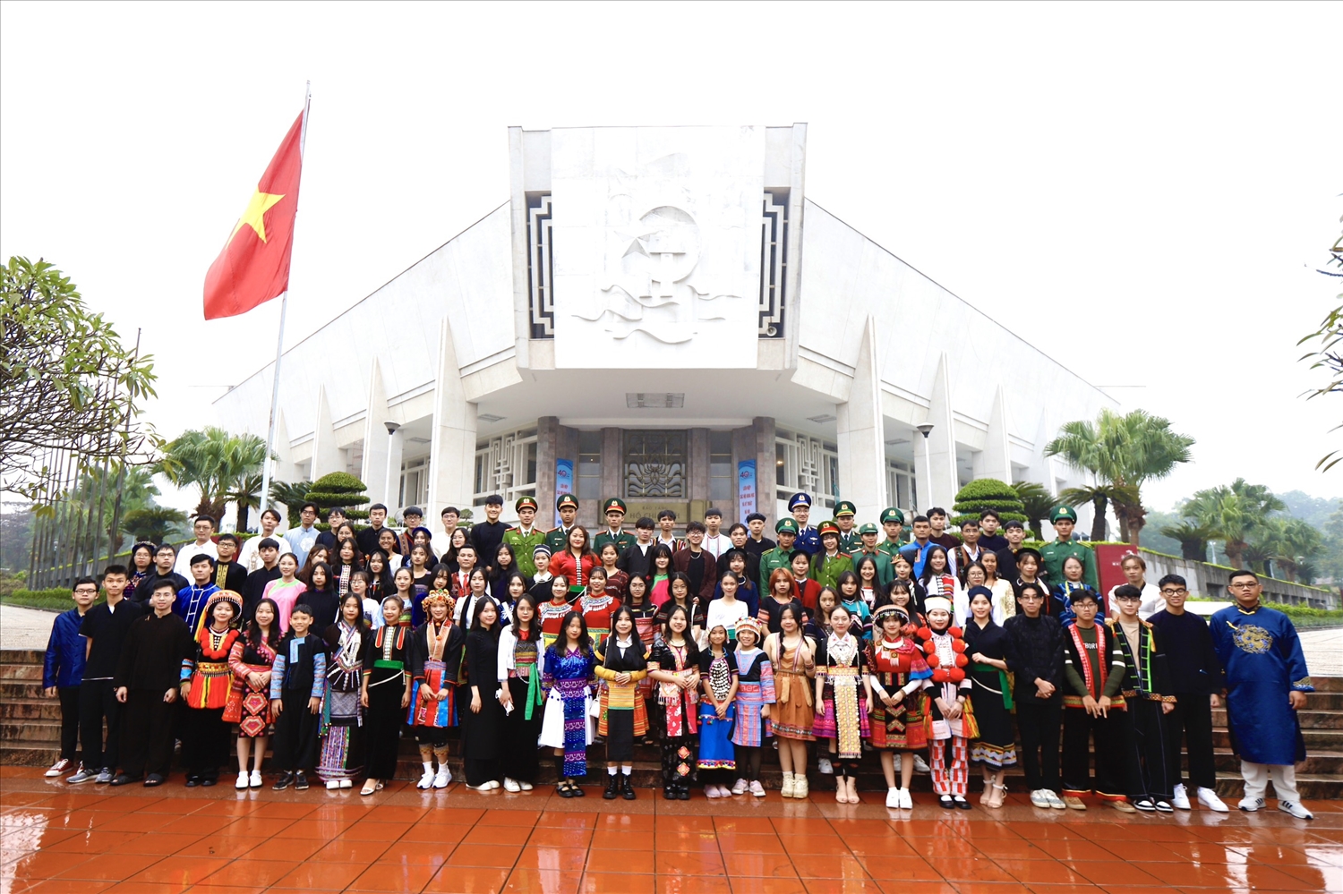 Đoàn học sinh, sinh viên, thanh niên DTTS chụp ảnh lưu niệm trước Bảo tàng Hồ chí Minh 