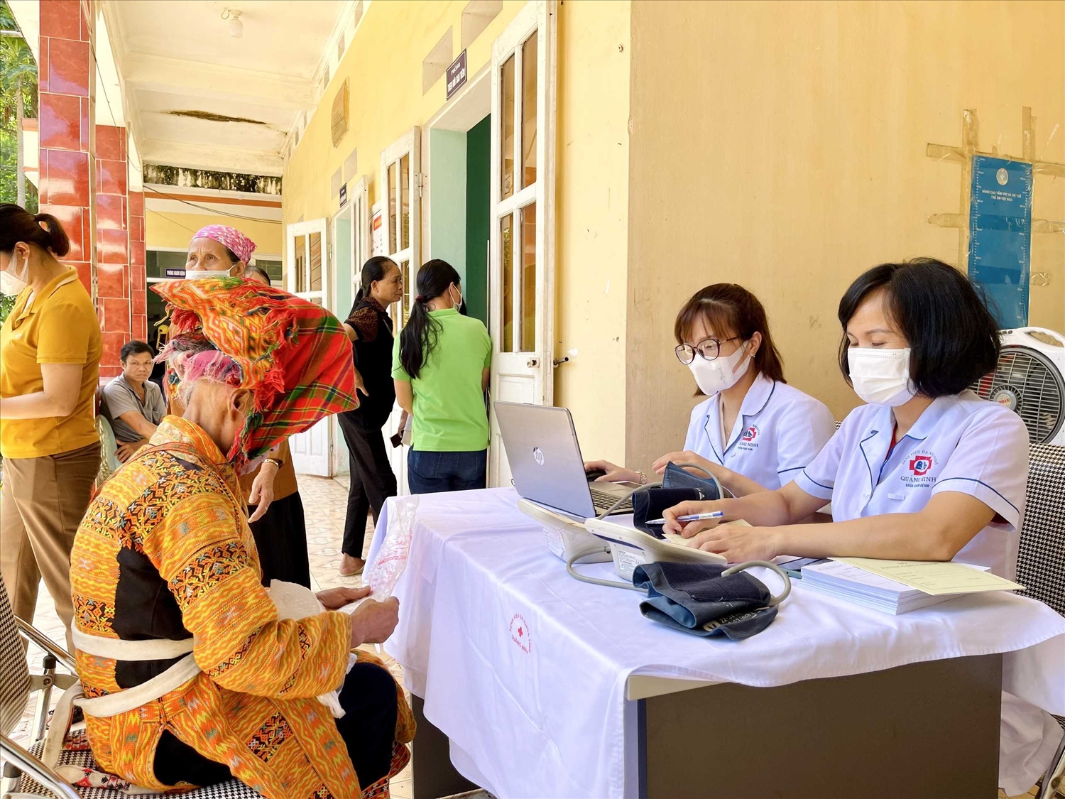 Công tác chăm sóc sức khỏe Nhân dân không ngừng được cải thiện. (Trong ảnh: Thăm khám cho người dân tại Trạm Y tế xã Lương Mông, huyện Ba Chẽ, tỉnh Quảng Ninh)