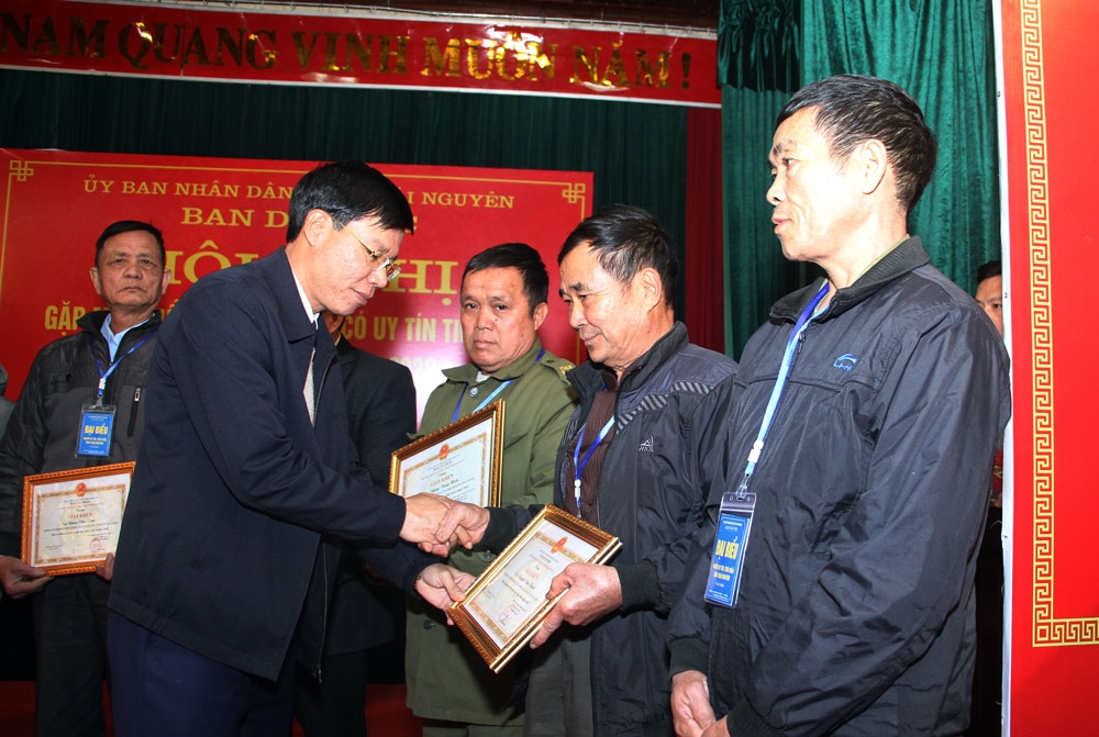 Ông Dương Văn Tiến tặng giấy khen của Ban Dân tộc tỉnh cho Người có uy tín tiêu biểu năm 2022 (Ảnh: Báo Thái Nguyên).