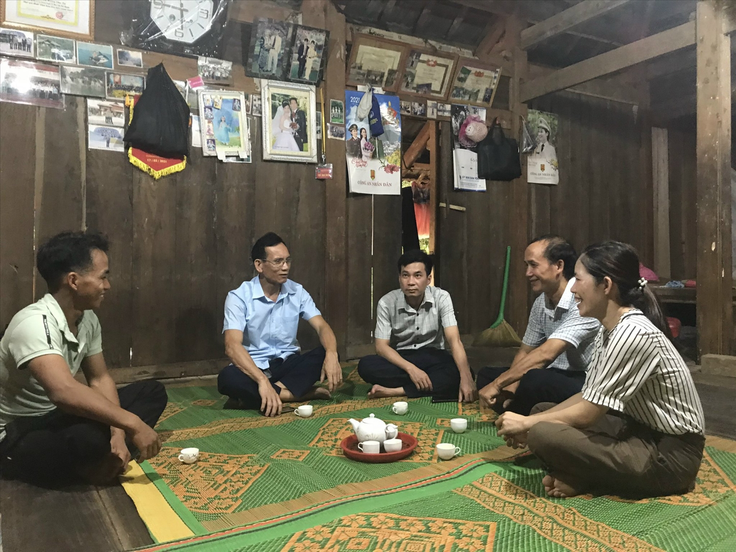 Ông Hoàng Văn Chính (người mặc áo xanh), Phó Trưởng Ban Dân tộc tỉnh Thái Nguyên cùng Người có uy tín trong đồng bào DTTS thăm hỏi gia đình đồng bào Mông tại xóm Mỏ Chì, xã Cúc Đường, huyện Võ Nhai.