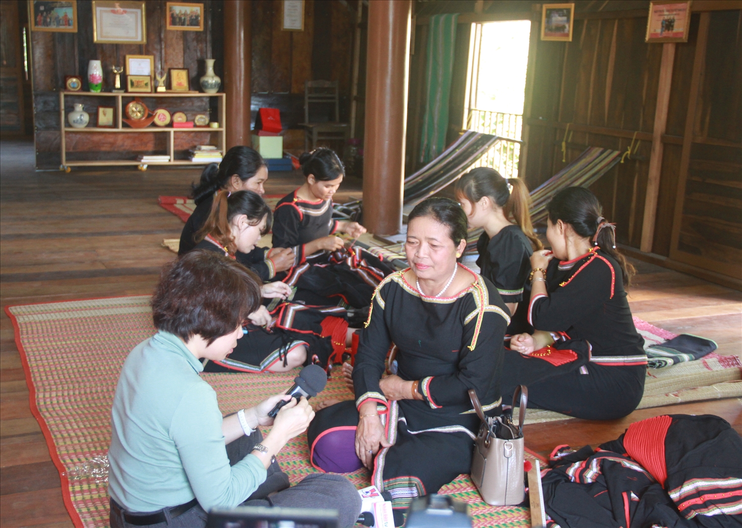 Bà H’Yam Bkrông khôi phục nghề dệt thổ cẩm, giúp phụ nữ Ê Đê trong buôn có thêm thu nhập