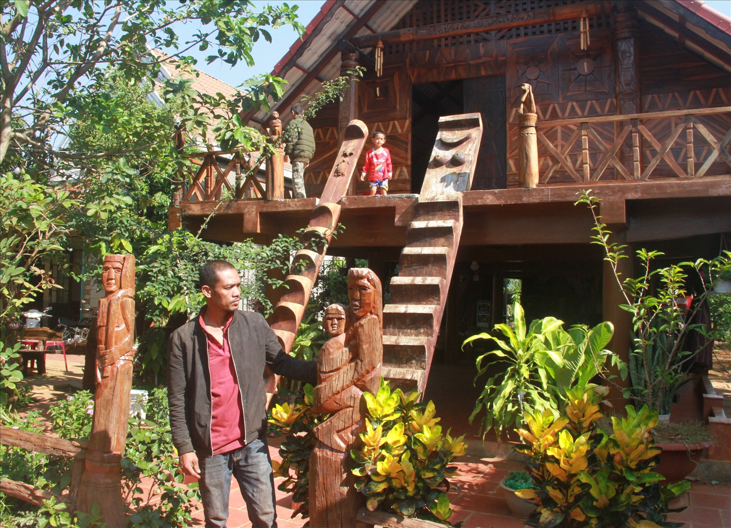 Bên trong homsstay Hnoh Ea Kao trưng bày nhiều tượng gỗ dân gian