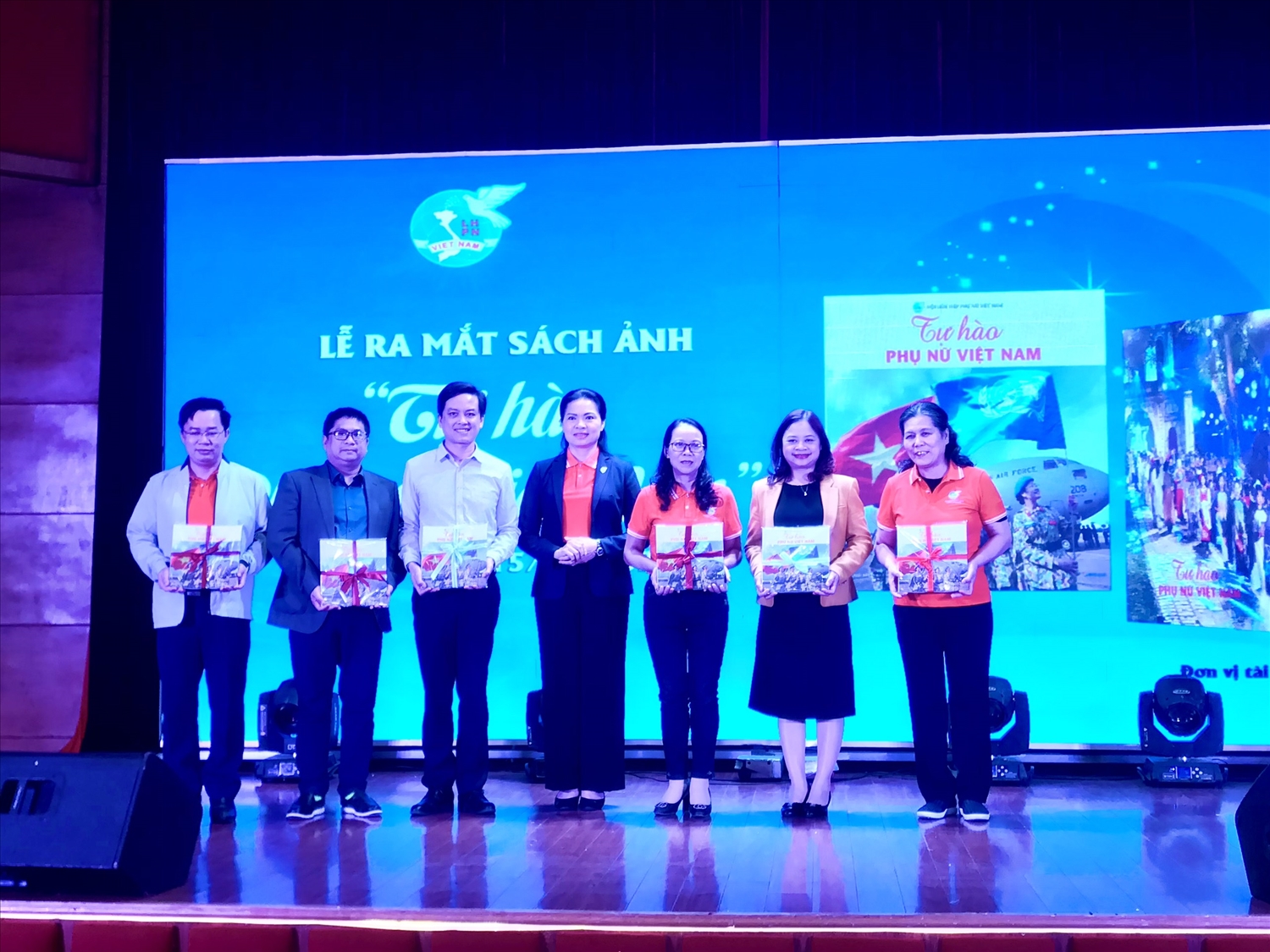 Lễ ra mắt sách ảnh Tự hào Phụ nữ Việt Nam. 