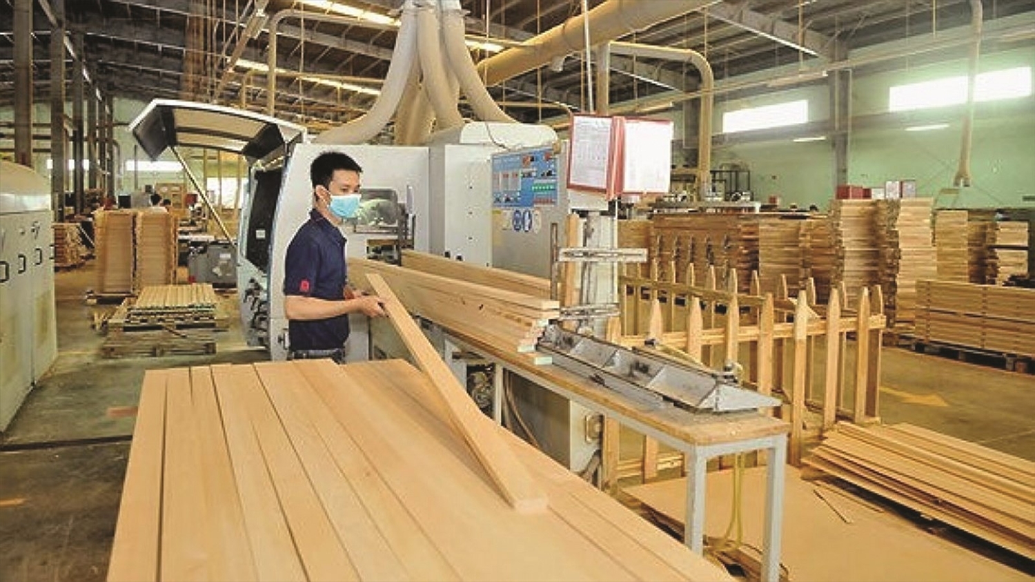 Đóng góp tỷ trọng cao trong tổng kim ngạch xuất khẩu của cả nước, nhưng xuất khẩu bền vững là một vấn đề đã và đang được đặt ra cho ngành gỗ Việt Nam.