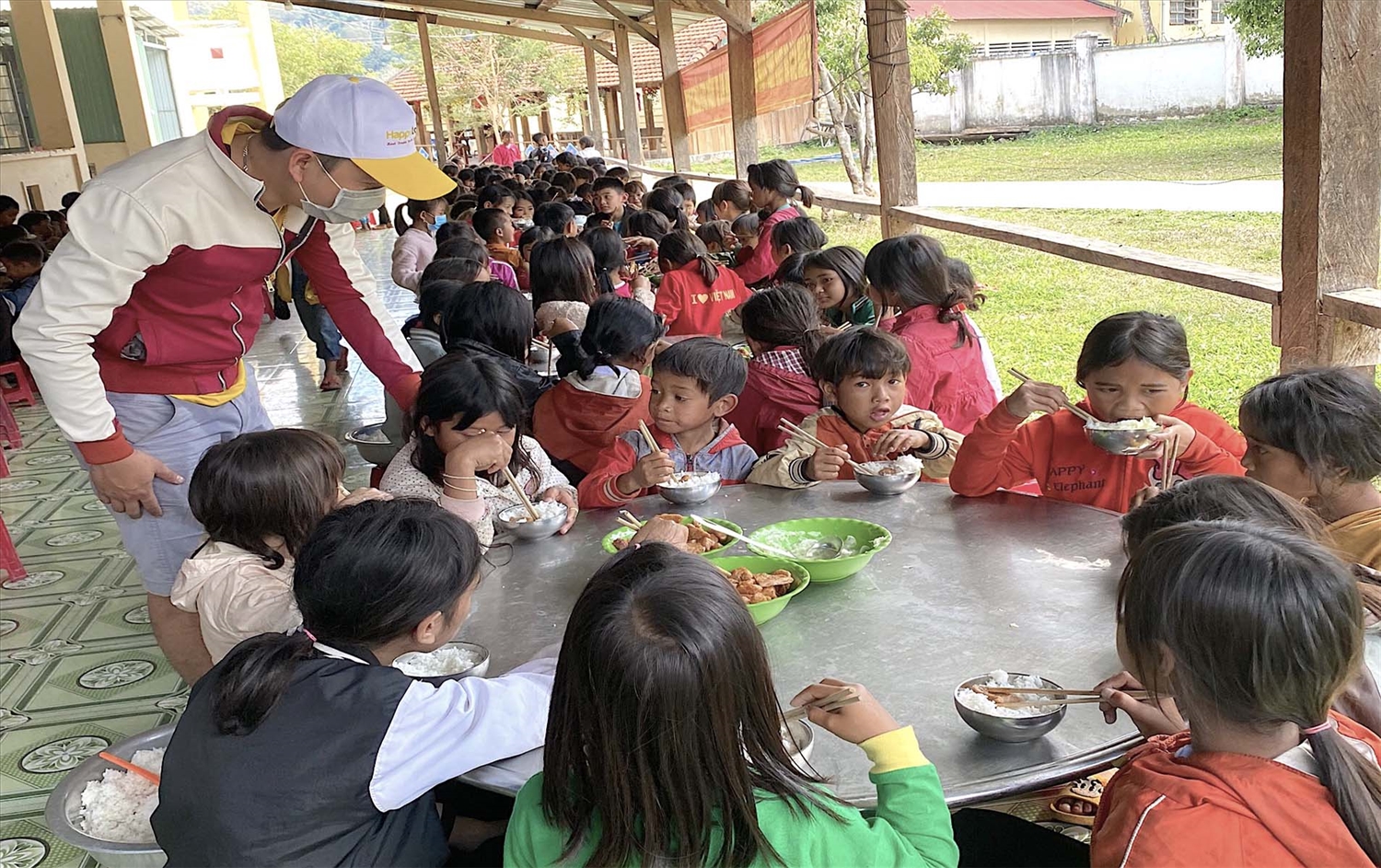 Điều kiện kinh tế khó khăn khiến trẻ em DTTS đối diện với “nạn đói tiềm ẩn”. (Trong ảnh: Một bữa ăn trưa của học sinh Trường Phổ thông Dân tộc Bán trú Tiểu học Lê Văn Tám, xã Krong, huyện Kbang, tỉnh Gia Lai)