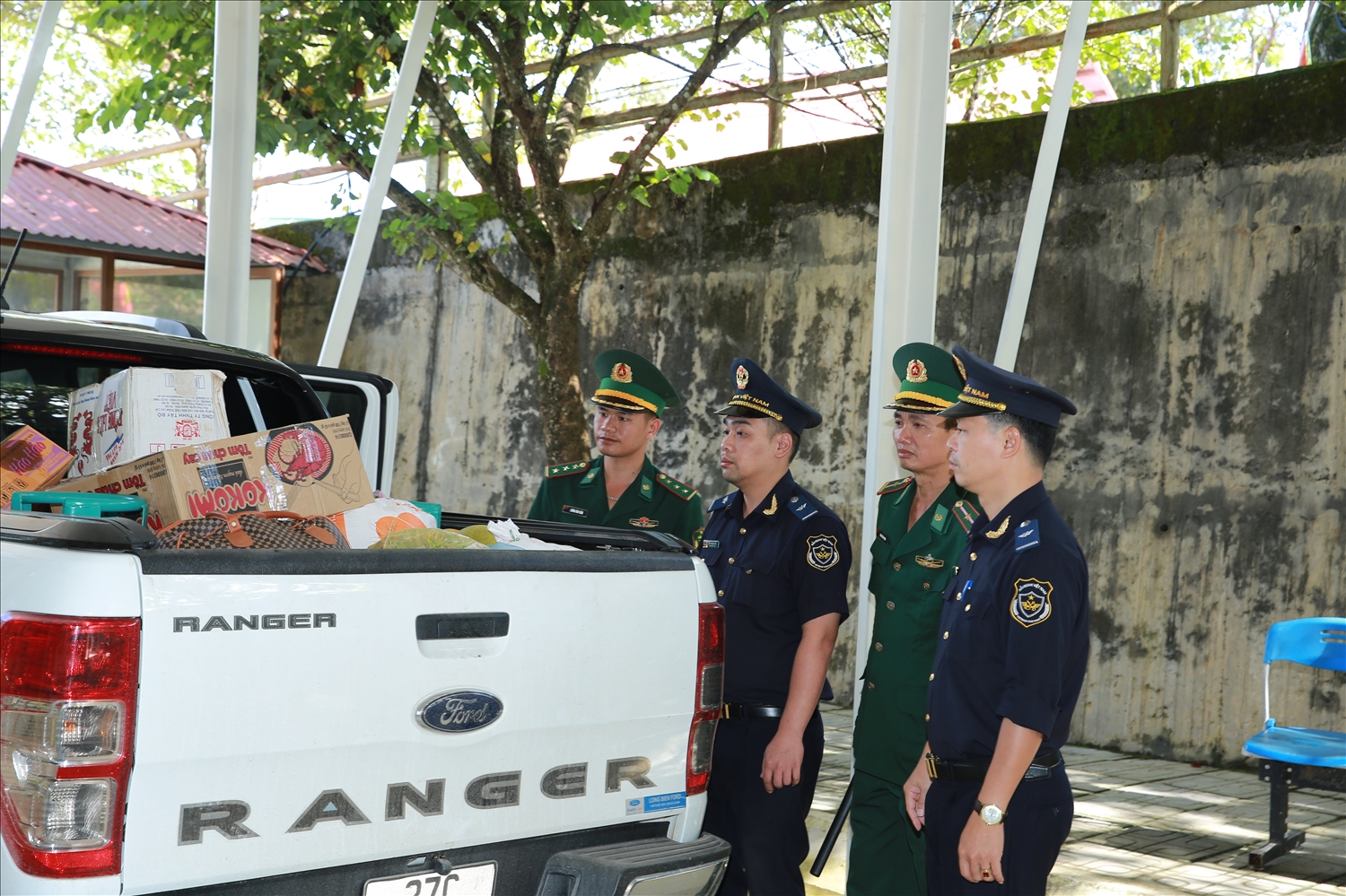 Cán bộ Đồn Biên phòng Cửa khẩu Quốc tế Tây Trang phối hợp với Chi cục Hải quan Cửa khẩu Tây Trang kiểm tra phương tiện, hàng hóa qua lại cửa khẩu.