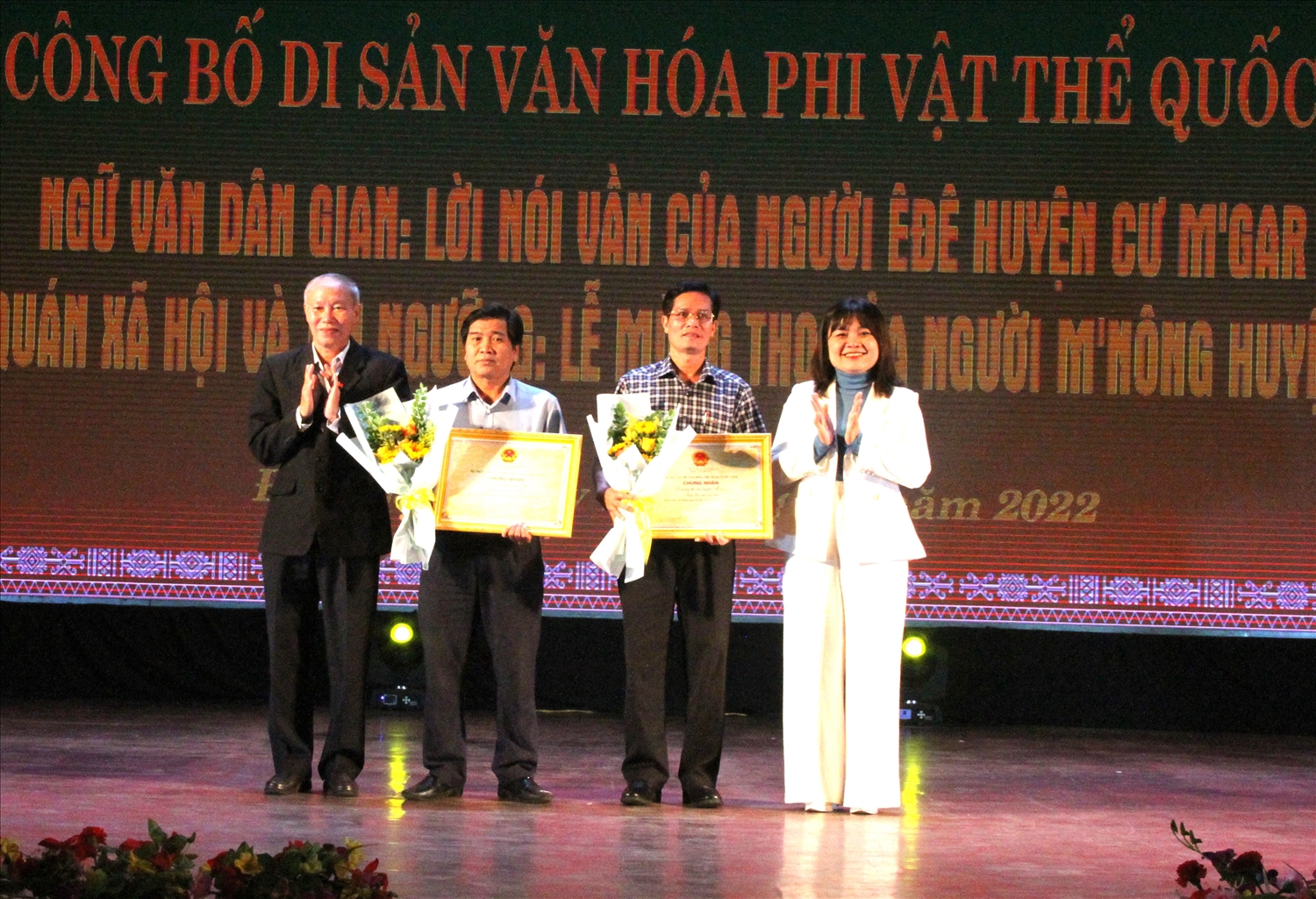 Bà H’Yim Kdoh (bìa phải) - Phó Chủ tịch UBND tỉnh Đắk Lắk trao Chứng nhận di sản văn hóa phi vật thể cho đại diện 2 huyện có di sản được công nhận