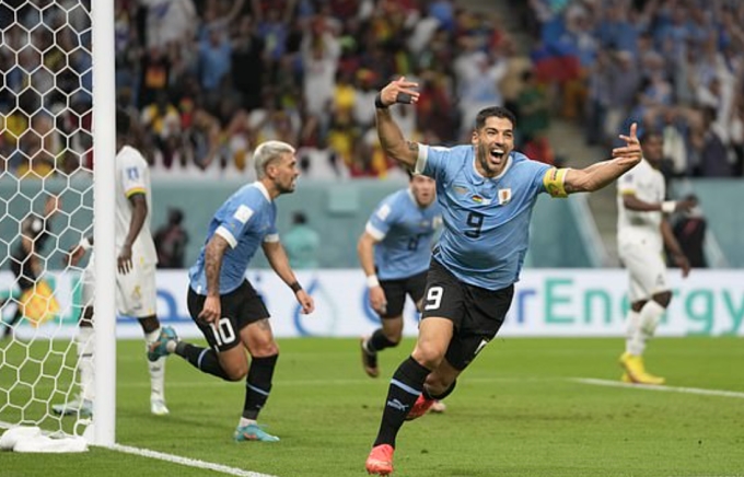 Suarez ăn mừng cùng đồng đội khi Uruguay có bàn thắng (Ảnh Internet)