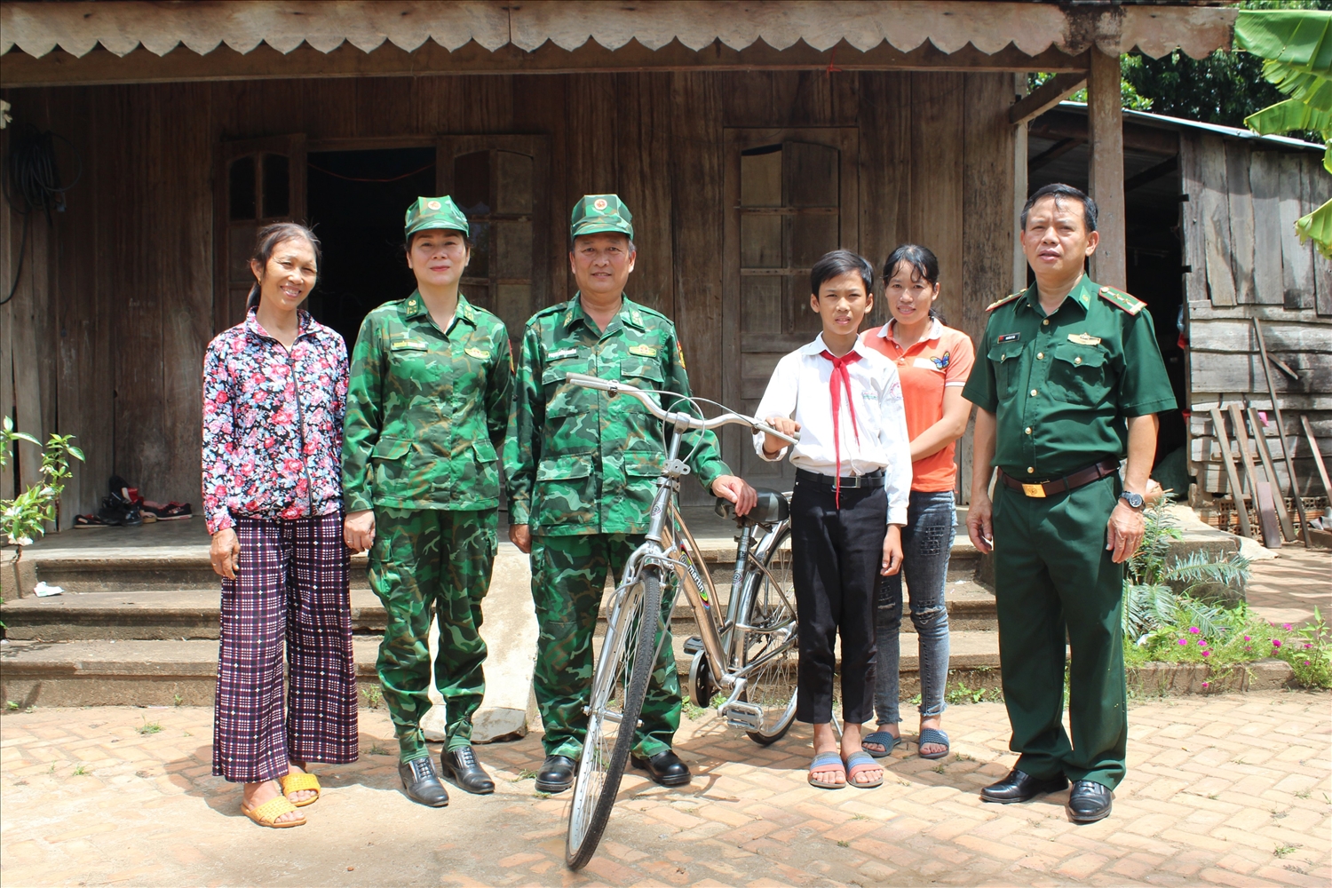 Bộ đội Biên phòng Đắk Lắk tặng xe đạp cho học sinh nghèo